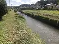 水田から住宅地を流れる