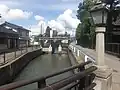 狩川駅近くの街中を流れる