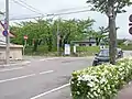 起点（五稜郭タワー側から）交差する市道は一方通行出口となっている