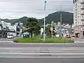 北海道道675号立待岬函館停車場線の、市道高田屋通側から見た広幅の中央分離帯(グリーンベルト)