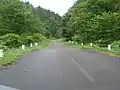 北海道道812号館町福島線・舗装部と砂利道の境(厚沢部町城丘、2018年8月撮影)