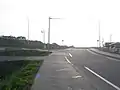 北海道道935号小黒部鰔川線と江差町道（基栄橋）の交差点部、片持式（オーバーハング式）標識柱は以前に大型車両規制の「指定方向外進行禁止」とその補助標識が取り付けられていた