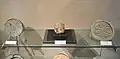 （左から）北野廃寺跡出土 軒丸瓦・塑造仏頭、広隆寺出土 軒丸瓦京都市考古資料館展示。