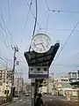 十字街停留場の上屋に設置の時計（2017年5月撮影）