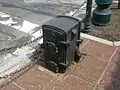 十字街停留場前の歩道上にある電気転轍機本体（2017年4月撮影）
