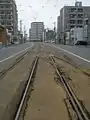 十字街停留場付近に設置の渡り線（2017年5月、近接の横断歩道から撮影）