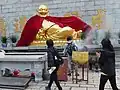 龍華堂前広場の布袋様は人気がある
