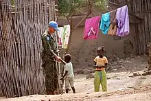 身長差がある者同士の握手（南スーダンに派遣された自衛官と、現地の児童）