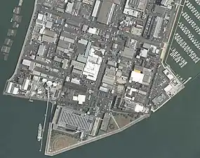 2018年。吉島通りから展望デッキまで同一軸線上にある。この時点で旧工場は存在する(のち撤去)。