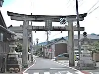 石鳥居(重要文化財)北方の垂井宿内、当社への入り口に所在。寛永19年(1642年)作。