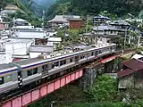 不動谷川（高野下駅 - 下古沢駅間）をズームカーが渡る
