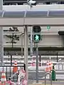柱頭式によって設置された歩行者用信号機（手前）