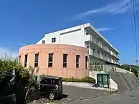 双葉会が本部を置く双葉学園の外観