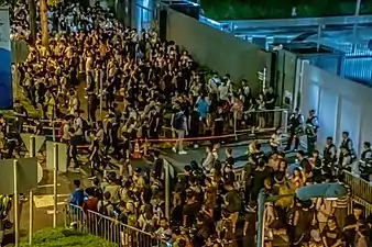 11日夜、立法会ビルの外に集まる市民