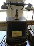 交換手方式の電話機。大正15年(1926年)の「卓上電話機」。日本電気株式会社製。(大正ロマン館の展示品)