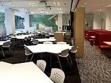 可動式机とファミレス風の座席