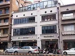 百貨店（左側）と一体化した西側住宅棟も梅澤の設計。