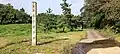 史跡平知度首塚全景（平成11年11月吉日記述有、奥に平清盛松、広島県音戸町より寄贈）