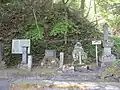 吉良義周公の墓＋説明板(本堂から裏山石段登る）