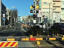 課題のある踏切道に指定されている地点の一例。通行のボトルネックになっている。名鉄名古屋本線有松駅に隣接する有松1号踏切と愛知県道237号新田名古屋線が交差する地点。2019年撮影。