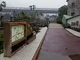 駅付近にある九二一斜塔への案内板
