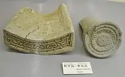 軒平瓦・軒丸瓦（奈良時代）防府市文化財郷土資料館展示。