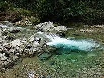 和賀川源流を渡渉する