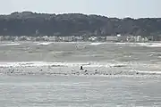 水面からわずかに顔を出す和賀江島