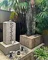 境内にある秋山自雲霊神の墓碑