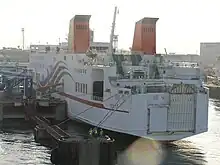 大阪南港に接岸中