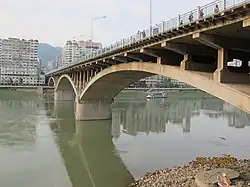 達川区側から望む通川橋。州河の向こう側は通川区