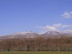 西から根子岳峰（左）と四阿山峰（右）を望む
