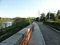 堤防の上は図們公園