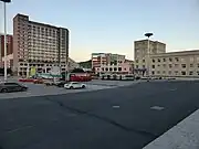 図們駅前のバス停と解放路