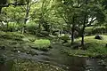 庭園内を流れる小川