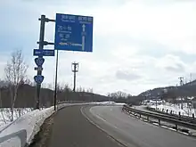 国道230号・国道276号との重複区間を示す標識および同国道交差点(喜茂別町尻別、2019年3月撮影)