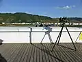 国門屋上から望む南陽駅舎。2018年現在新橋梁を建設中。