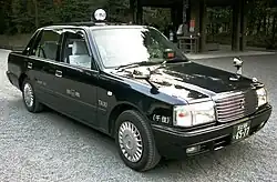 国際自動車のタクシー（黒色）（車種：クラウンセダン）
