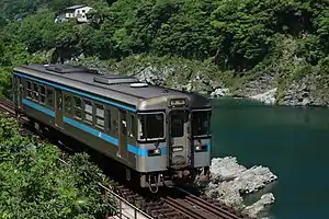 吉野川沿いを走る1000形気動車(2020年5月、三縄 - 祖谷口間)