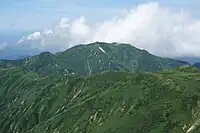 地神山から見た朳差岳（手前は頼母木小屋）
