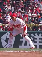 出塁時の坂倉(2019年3月12日、マツダスタジアムにて)