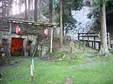駅と「霊窟の石仏」