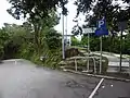 坂道の途中に駐車場。脇道が望瞭台