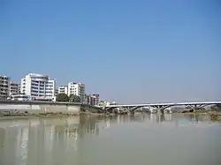 市街地を流れる梅江と華興大橋