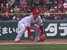 三塁守備に就く堂林(2019年3月12日マツダスタジアムにて)