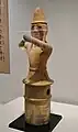 捧げ持つ男子