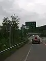 外部照明方式(遠方照明方式)を用いた標識の例(道央自動車道 北海道虻田郡洞爺湖町)