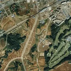 左:1979年(昭和54年)と、右:1989年(平成元年)の京王堀之内駅周辺。国土交通省 国土地理院 地図・空中写真閲覧サービスの空中写真を基に作成
