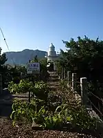 4. 陸軍省所轄地石碑（立入禁止の看板の右側）。この南側の大久野島灯台付近は逓信省（現国土交通省外局海上保安庁）所管であり、この石碑は陸軍敷地との境界石にあたる。