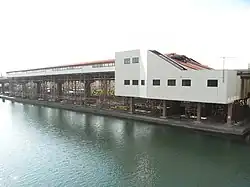駅外観。ホームは細い鉄骨を多用したトラス構造の柱によって支えられ、軌道の支柱とは独立している。（2010年11月）